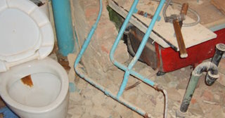 Профессиональный демонтаж перегородки ванной и туалета в Белогорске - от 572 рублей